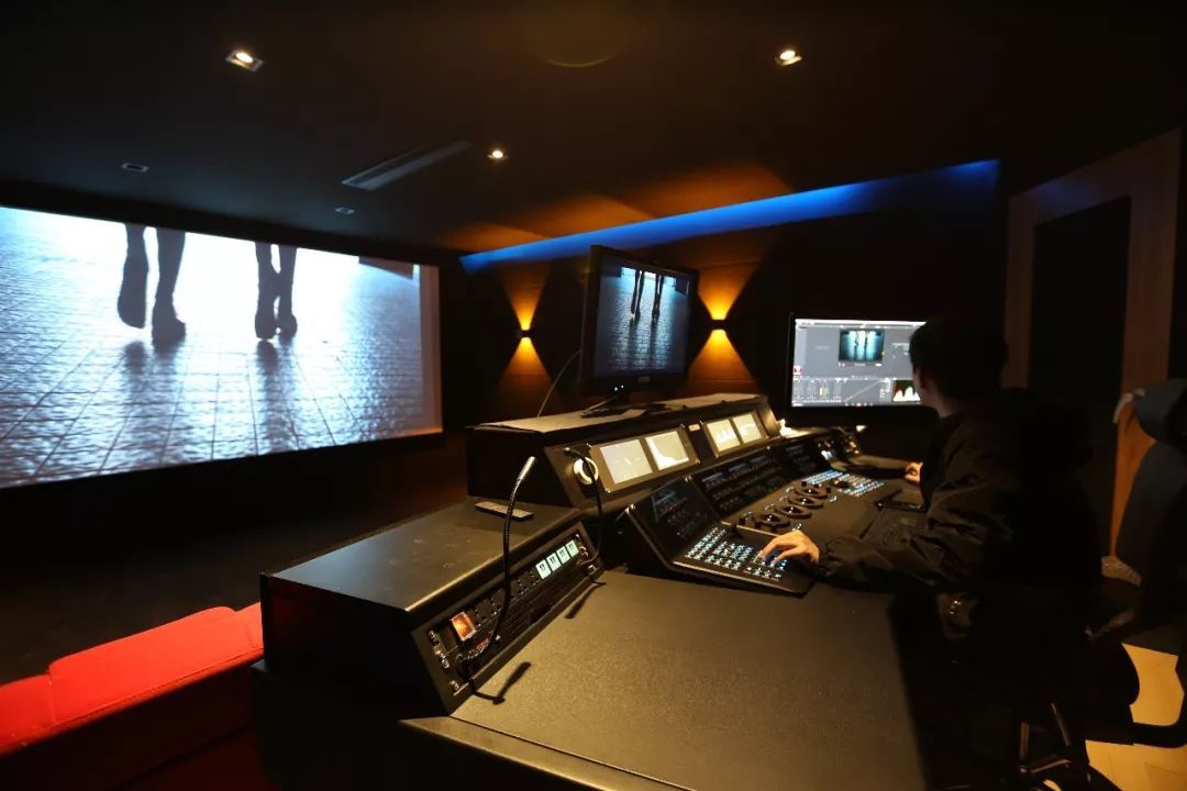 RGBworks Studio 以DaVinci Resolve及專業(yè)調(diào)色臺(tái)為核心，打造高端調(diào)色系統(tǒng)與電影制作生態(tài)